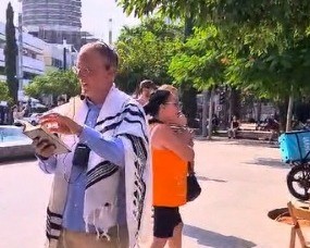 ליאו די בכיכר דיזינגוף הבוקר | צילום: Chaiya Rivkah Monas