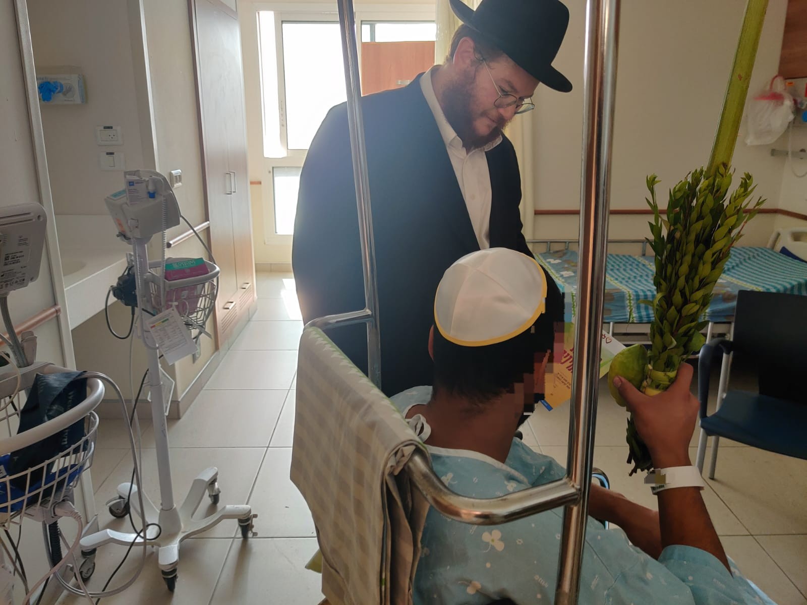החייל שנפצע בטול כרם מברך על ארבעת המינים | תיעוד מרגש
