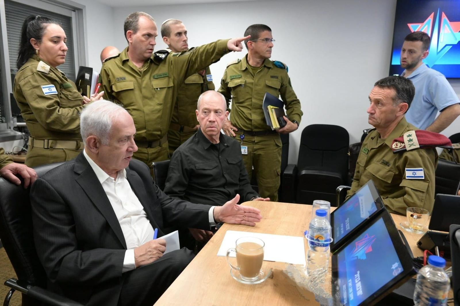 נתניהו מקיים הערכת מצב בקריה עם הרמטכ"ל ושר הביטחון