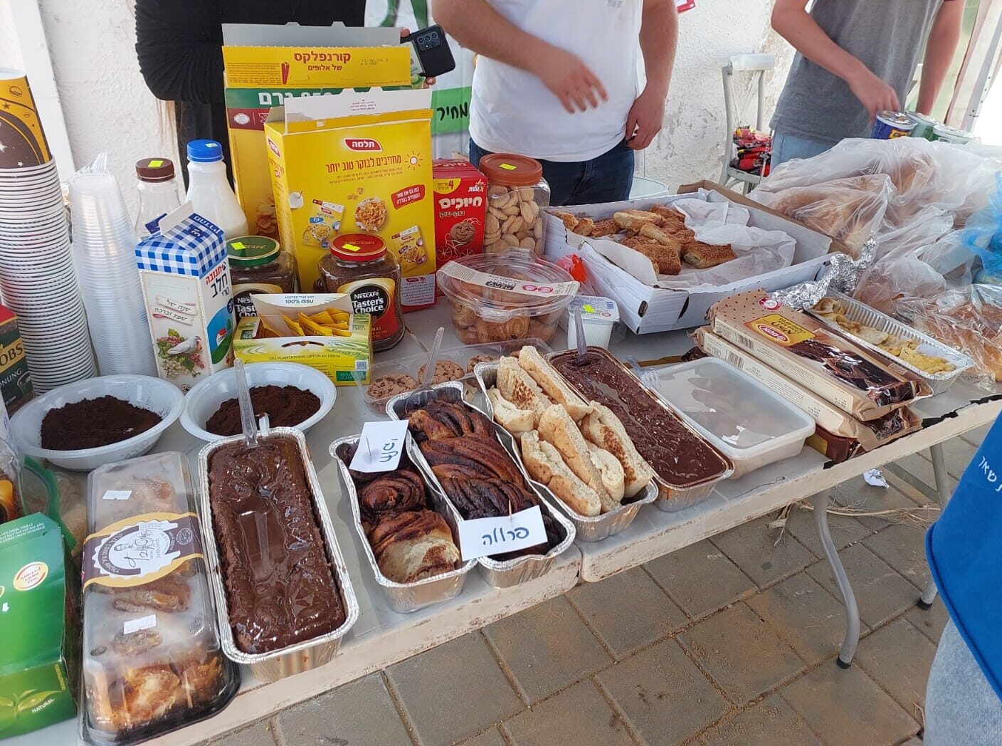 דור העתיד: הנוער התגייס למערכה ופתח עמדת חלוקת מזון לחיילים