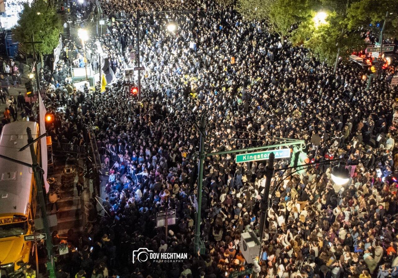 תפילה המונית בברוקלין | קרדיט:  דוב בער הכטמן