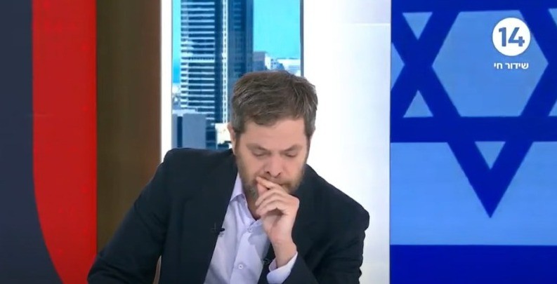 שי גולדן פורץ בבכי במהלך הקראת שמות הנרצחים והנופלים | צפו