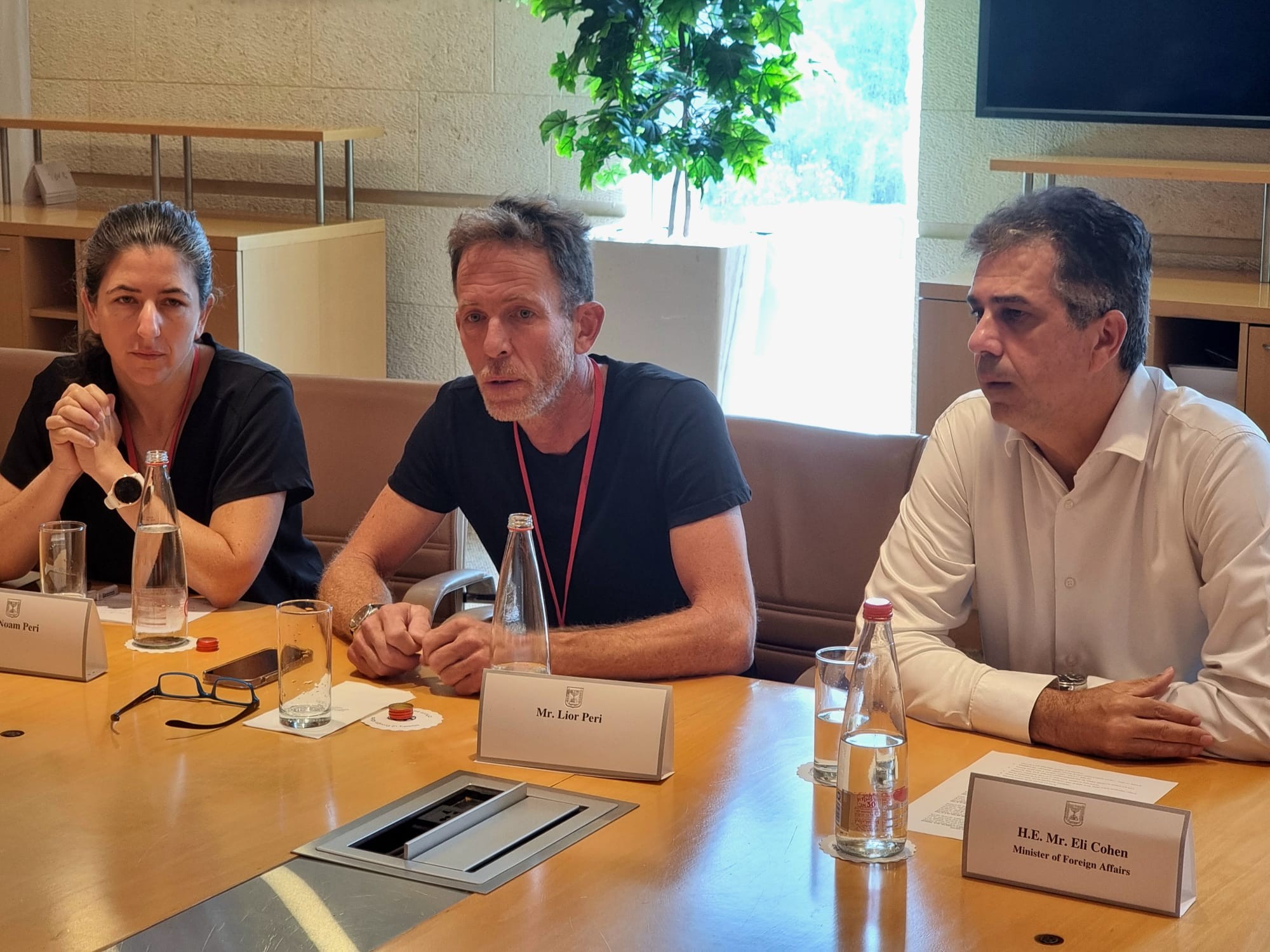 שר החוץ, אלי כהן ונועם וליאור פרי | צילום: משרד החוץ