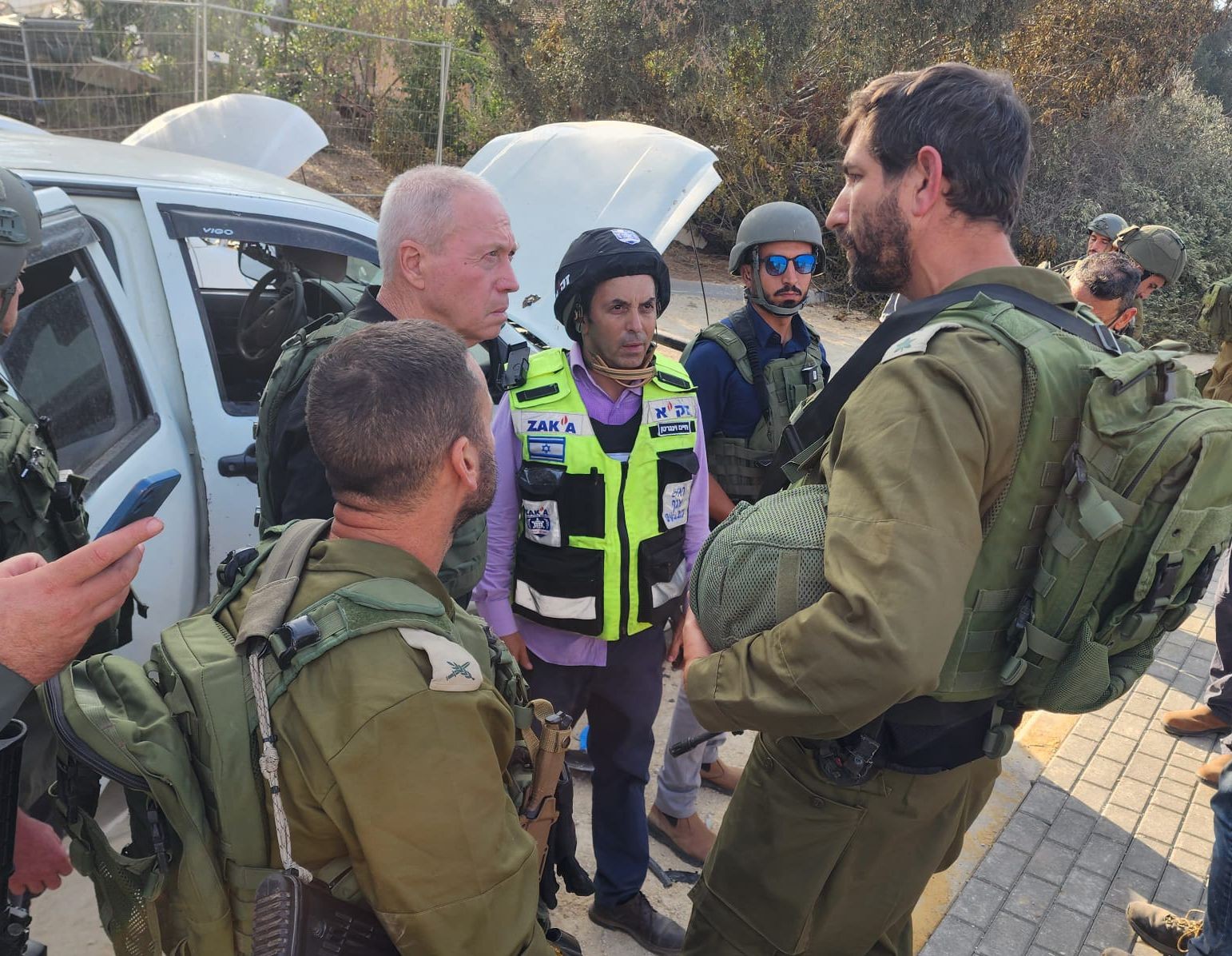 "מצדיע לכם": השר גלנט חיזק את מתנדבי זק"א הפועלים בעוטף עזה
