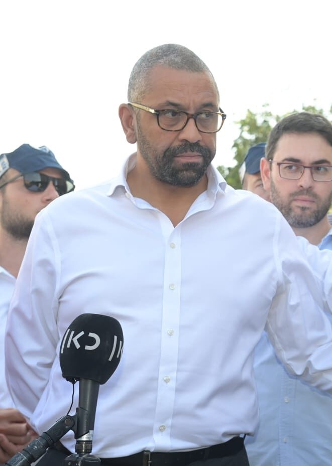 נפגש עם משפחות חטופים: שר החוץ הבריטי הגיע לביקור תמיכה