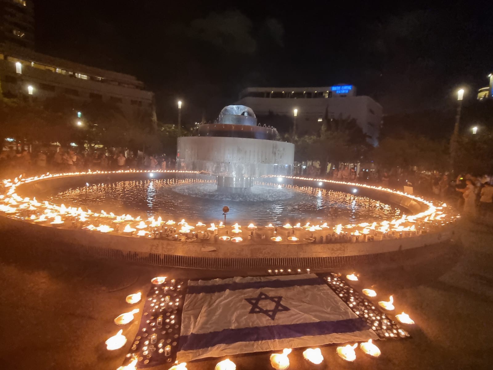 1391 לפידים לזכרם של הנרצחים הודלקו בכיכר דיזנגוף | צפו