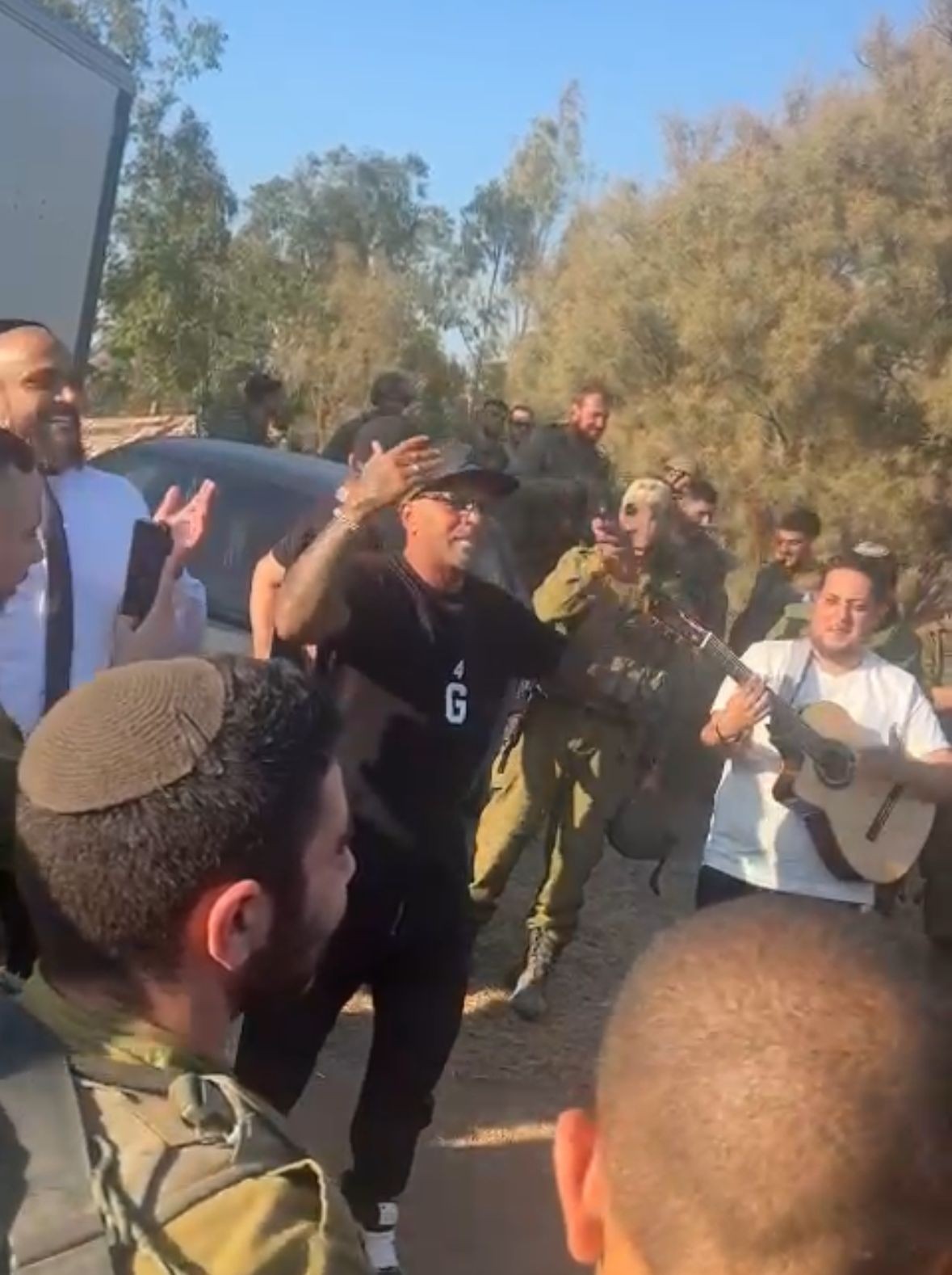אייל גולן הגיע לבקר פצועים בסורוקה ושר לחיילים בדרום | צפו