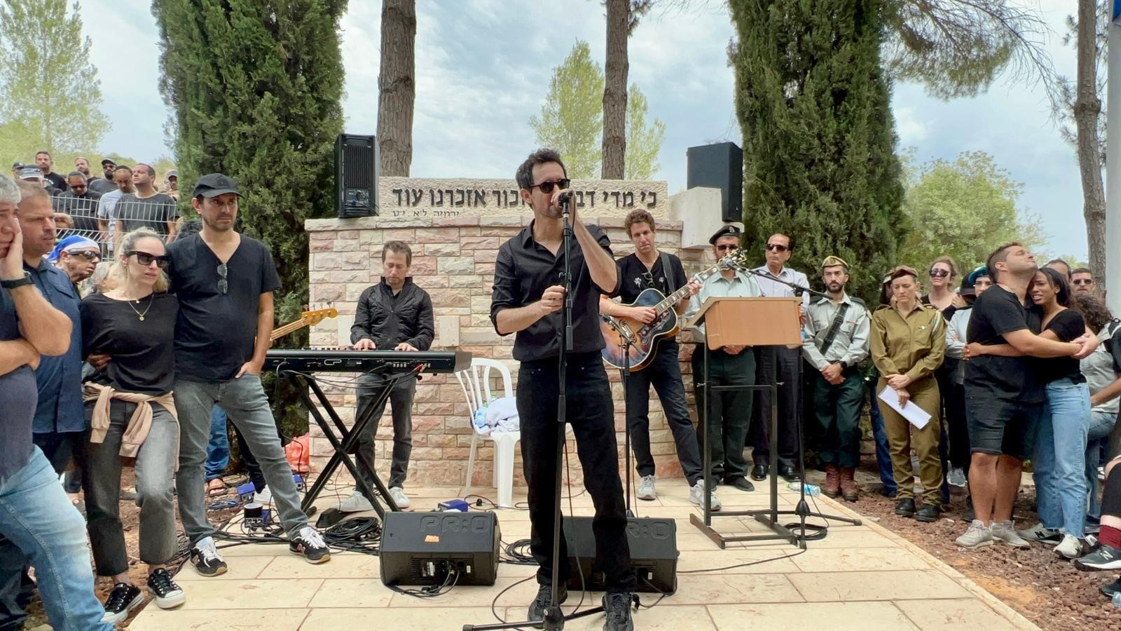 עברי לידר וחנן בן ארי נפרדים ממנהל הבמה שלהם שנרצח בכפר עזה