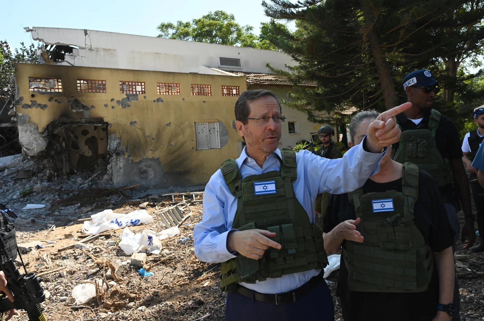 נשיא המדינה יצחק הרצוג בביקור בבארי | צילום: חיים צח, לע''מ