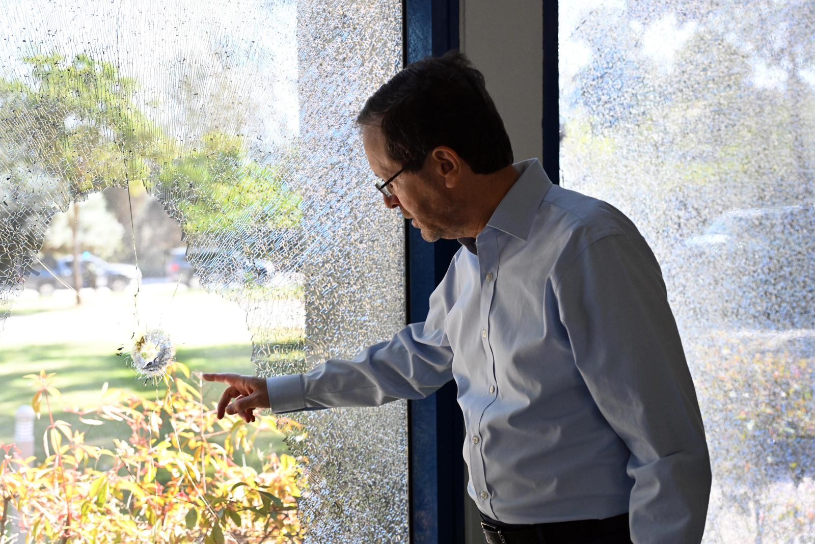 הנשיא הרצוג בבארי: "היה פה גן עדן שהפך לגיהינום"