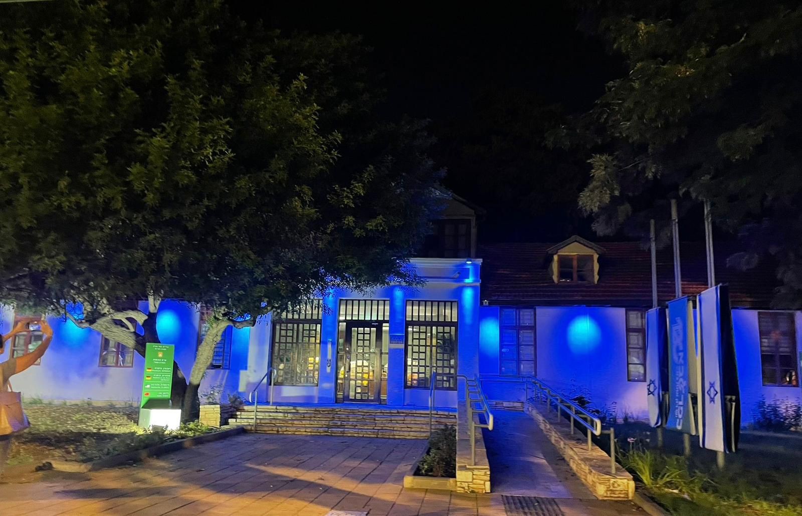 כאות סולידריות: עשרות מבנים ציבוריים הוארו הערב בכחול לבן