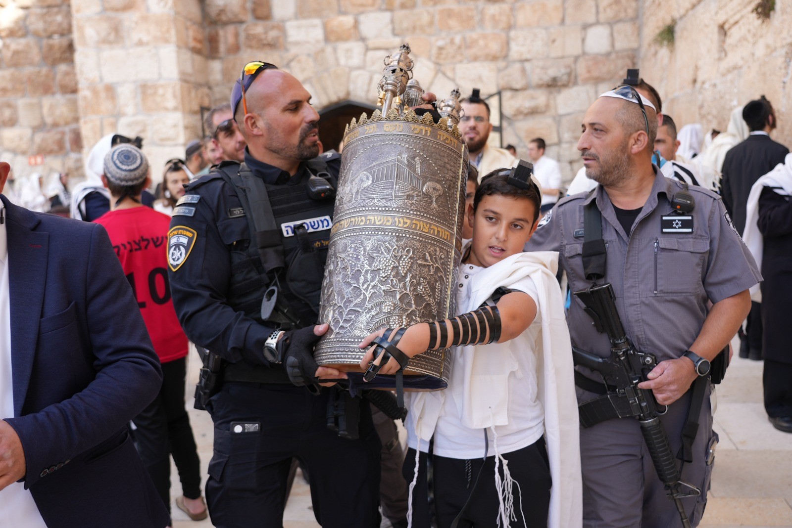 לאחר שניצל מהתופת: השוטרים חגגו בכותל בר מצווה לנער משדרות 