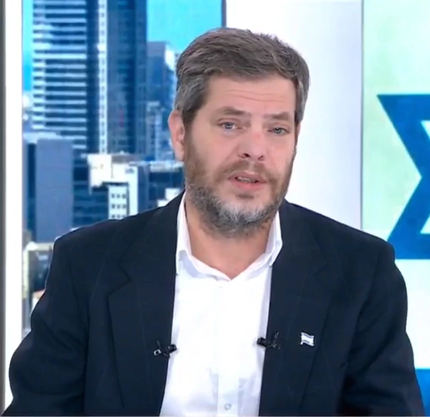 מגיש חדשות 14 תקף את ארגון 'אחים לנשק': "צאו כבר מהסרט"