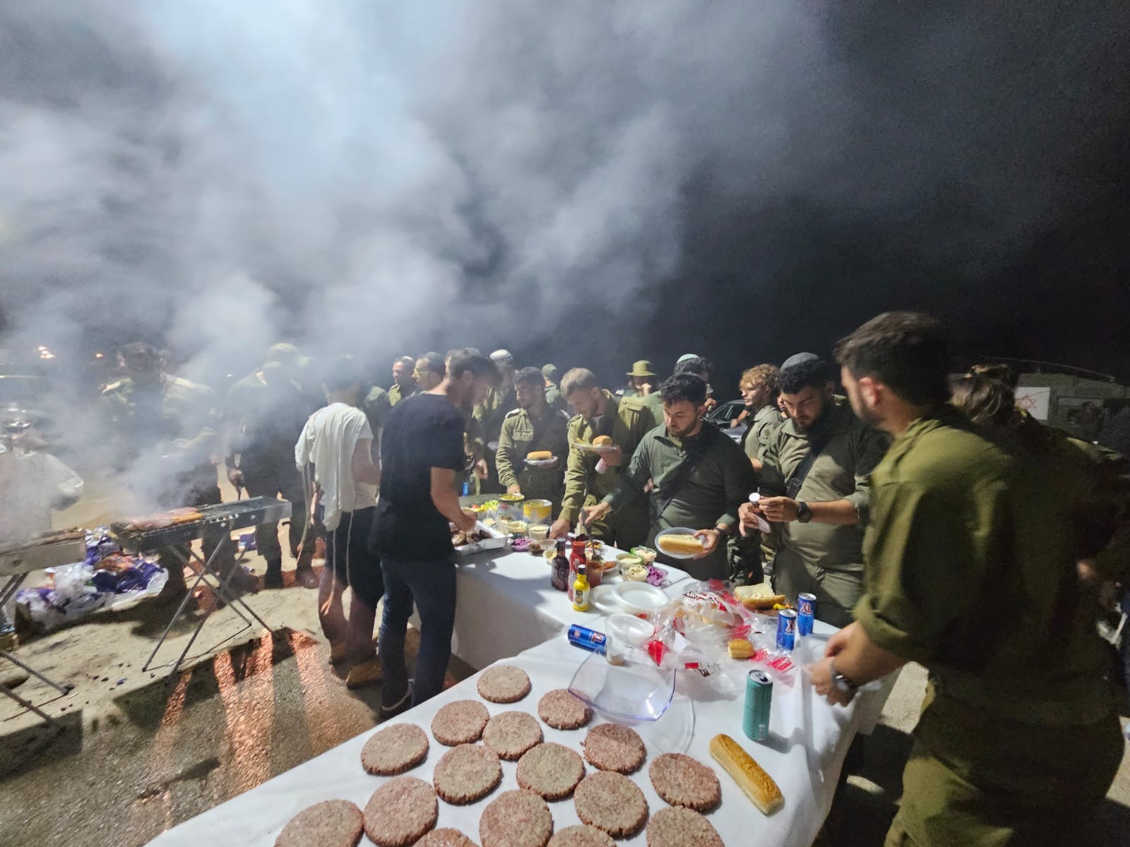 למען לוחמינו: מאות מתנדבים בחלוקת מזון ומשמרות תפילה | צפו