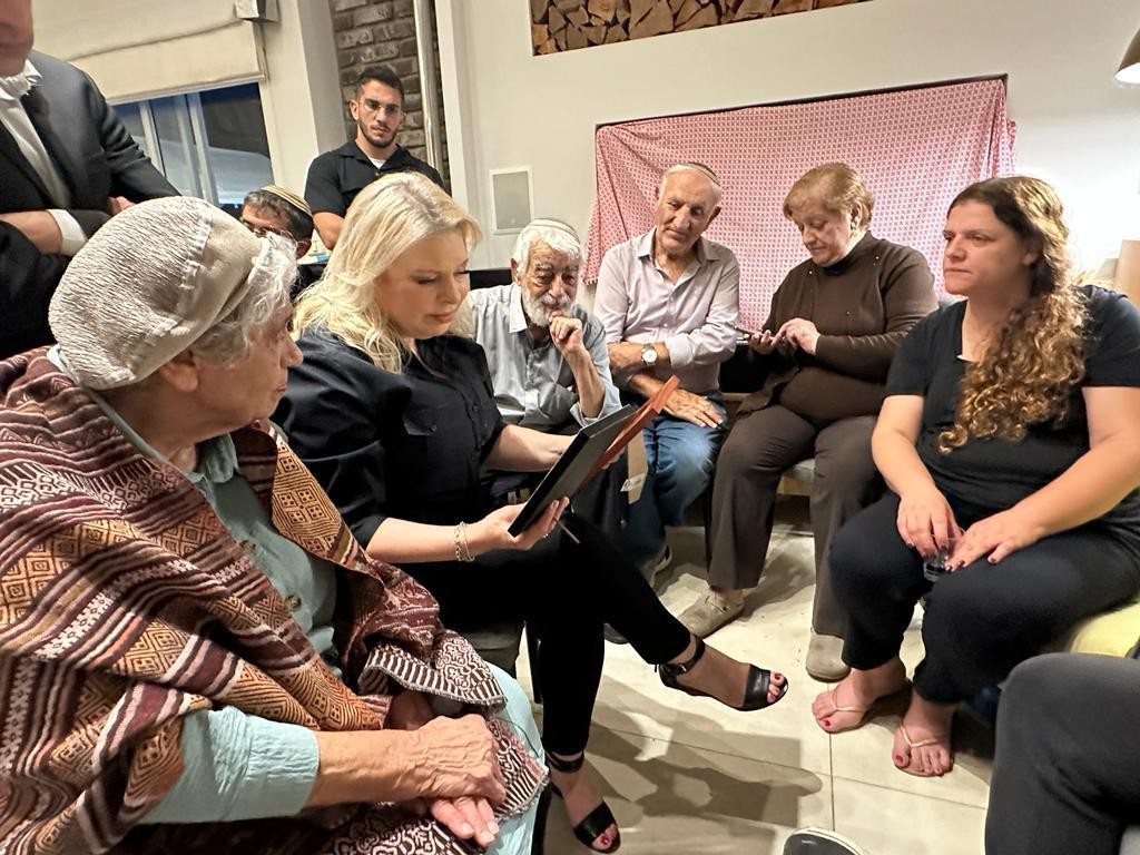 שרה נתניהו הגיעה לנחם בבית משפחת מורנו: "משפחה של גיבורים"