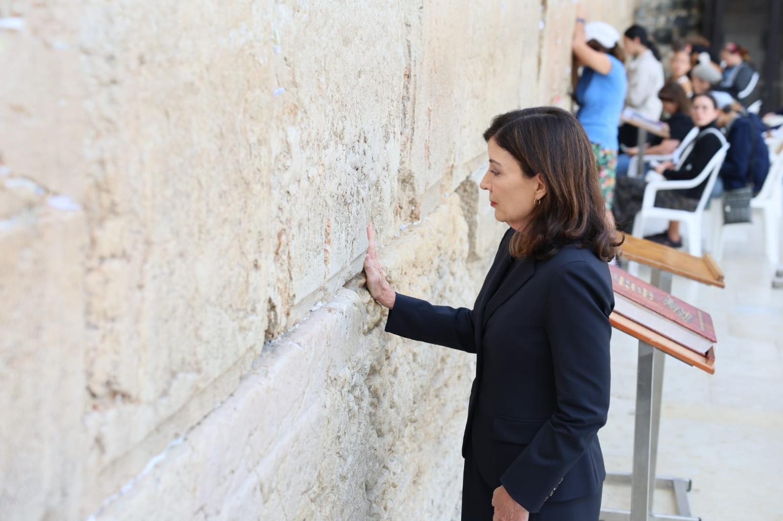 מושלת ניו יורק בכותל: "מקווה לבקר בישראל לאחר הניצחון"