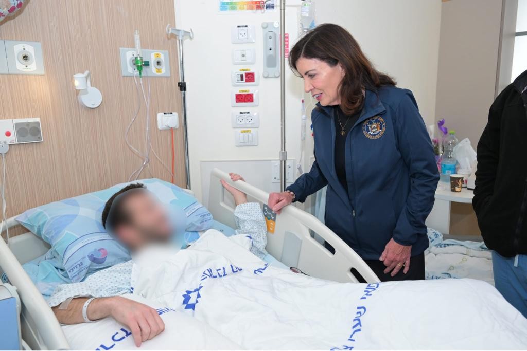 תמיכה אמריקנית: מושלת ניו יורק ביקרה פצועי מלחמה בביה"ח