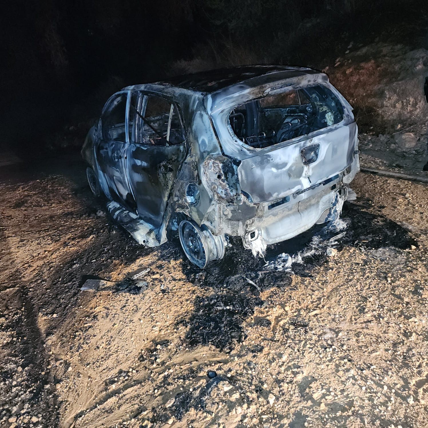 חשד להתאבדות: אישה נמצאה מתה בתוך רכב שרוף סמוך לירושלים