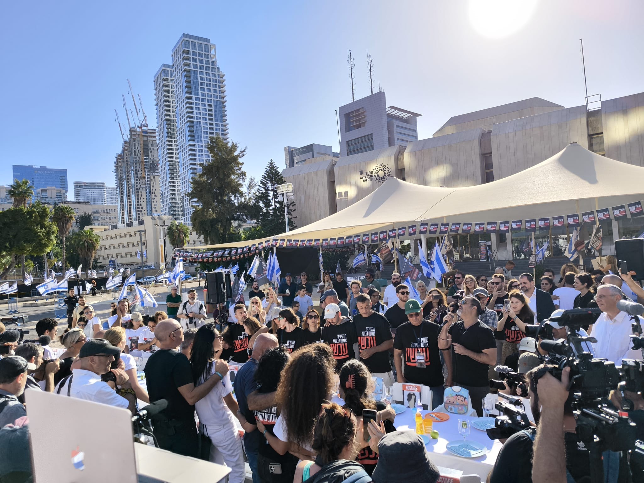 בדמעות של תקווה: משפחות החטופים מקבלות את השבת | צפו