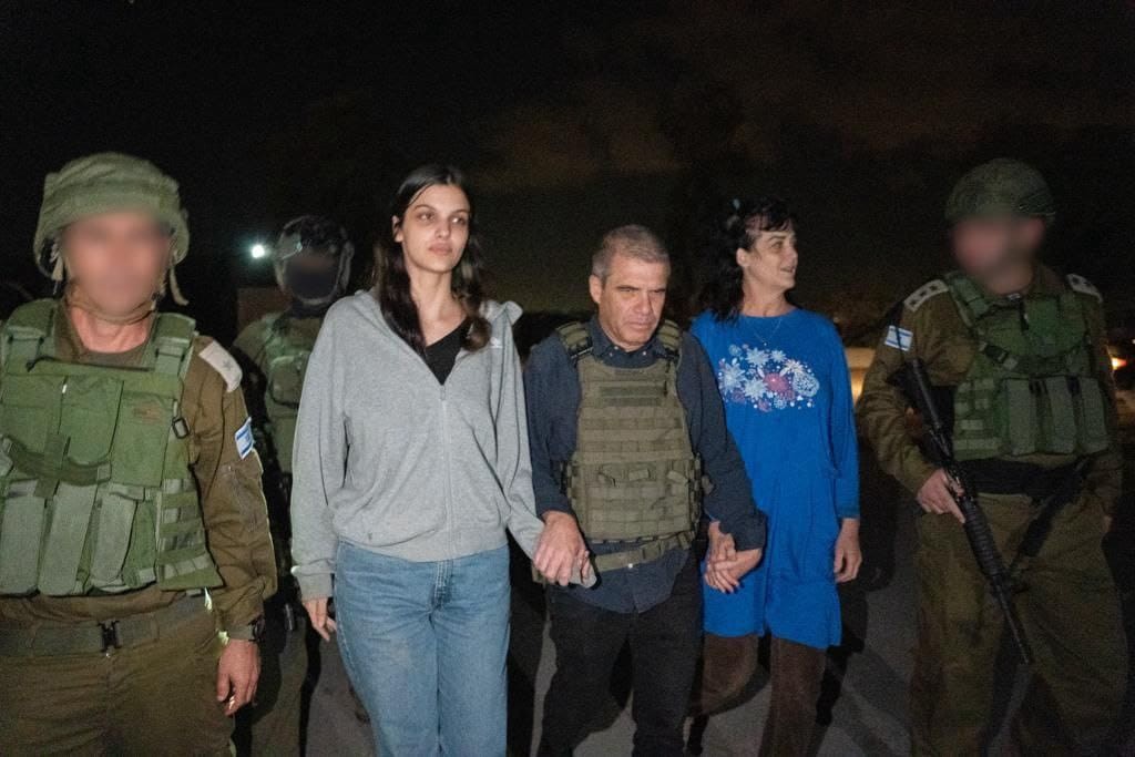 יהודית טאי רענן ובתה נטלי לאחר המעבר לידי הכוחות הישראליים | צילום: ללא קרדיט