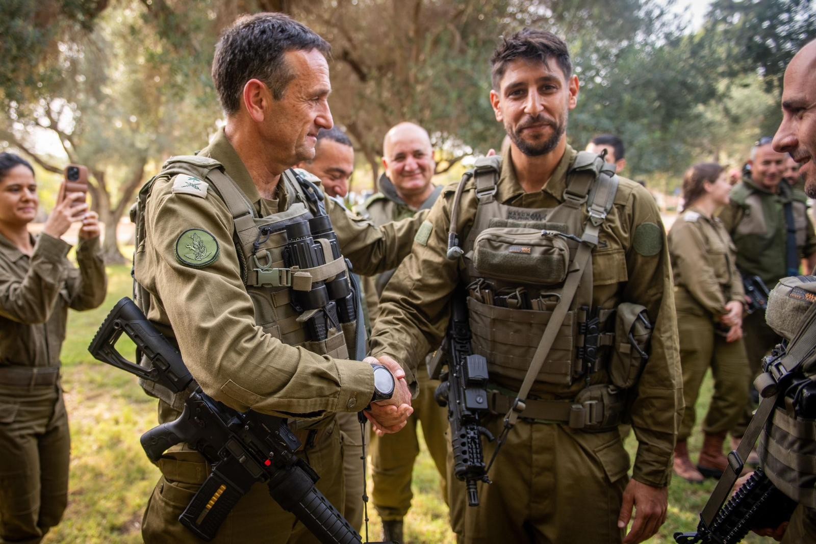 "וואלה איזה מדוגם": המפגש של הרמטכ"ל והזמר עידן עמדי