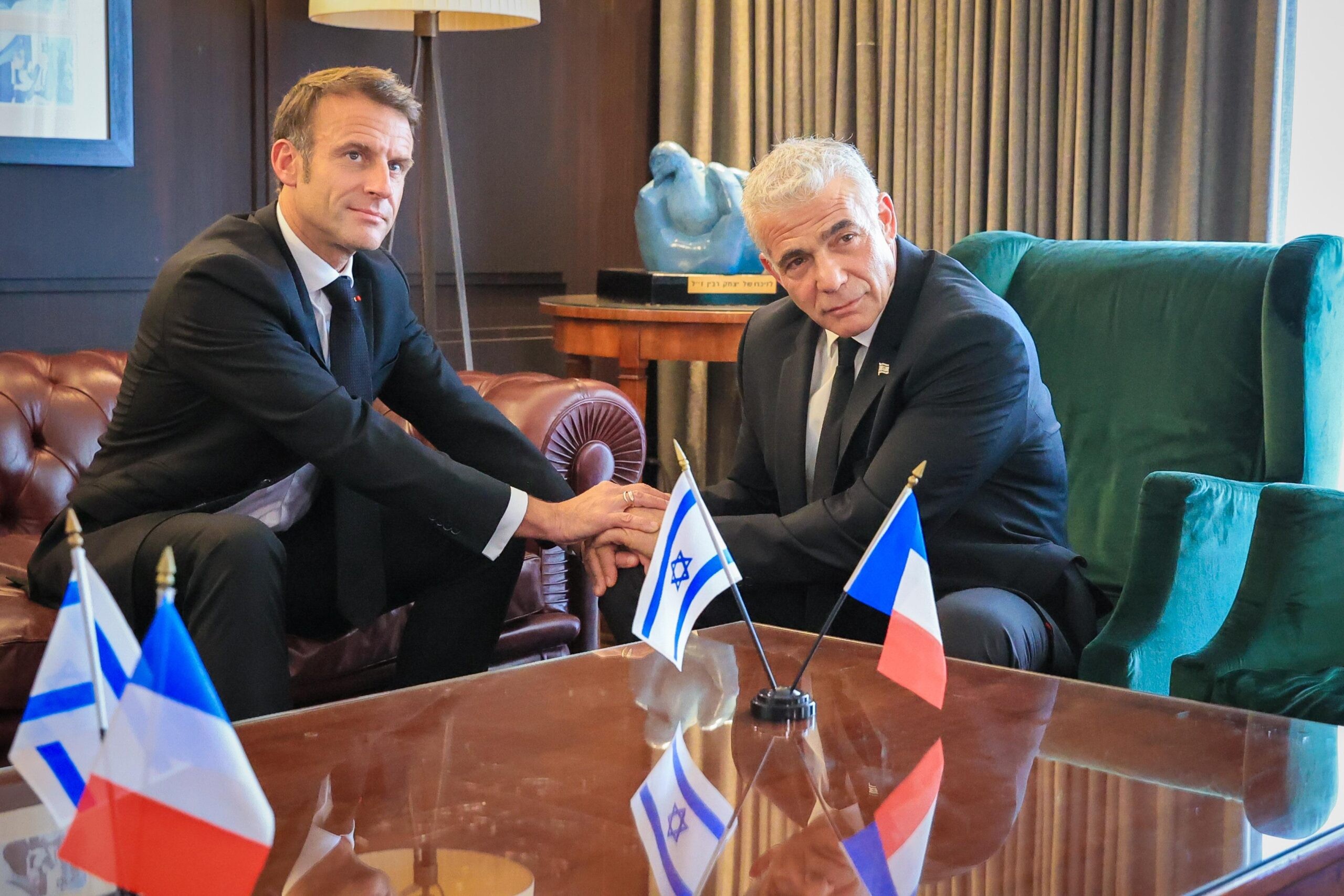 ראש האופוזיציה, יאיר לפיד, ונשיא צרפת, עמנואל מקרון בפגישתם בישראל היום | צילום: אסי אפרתי
