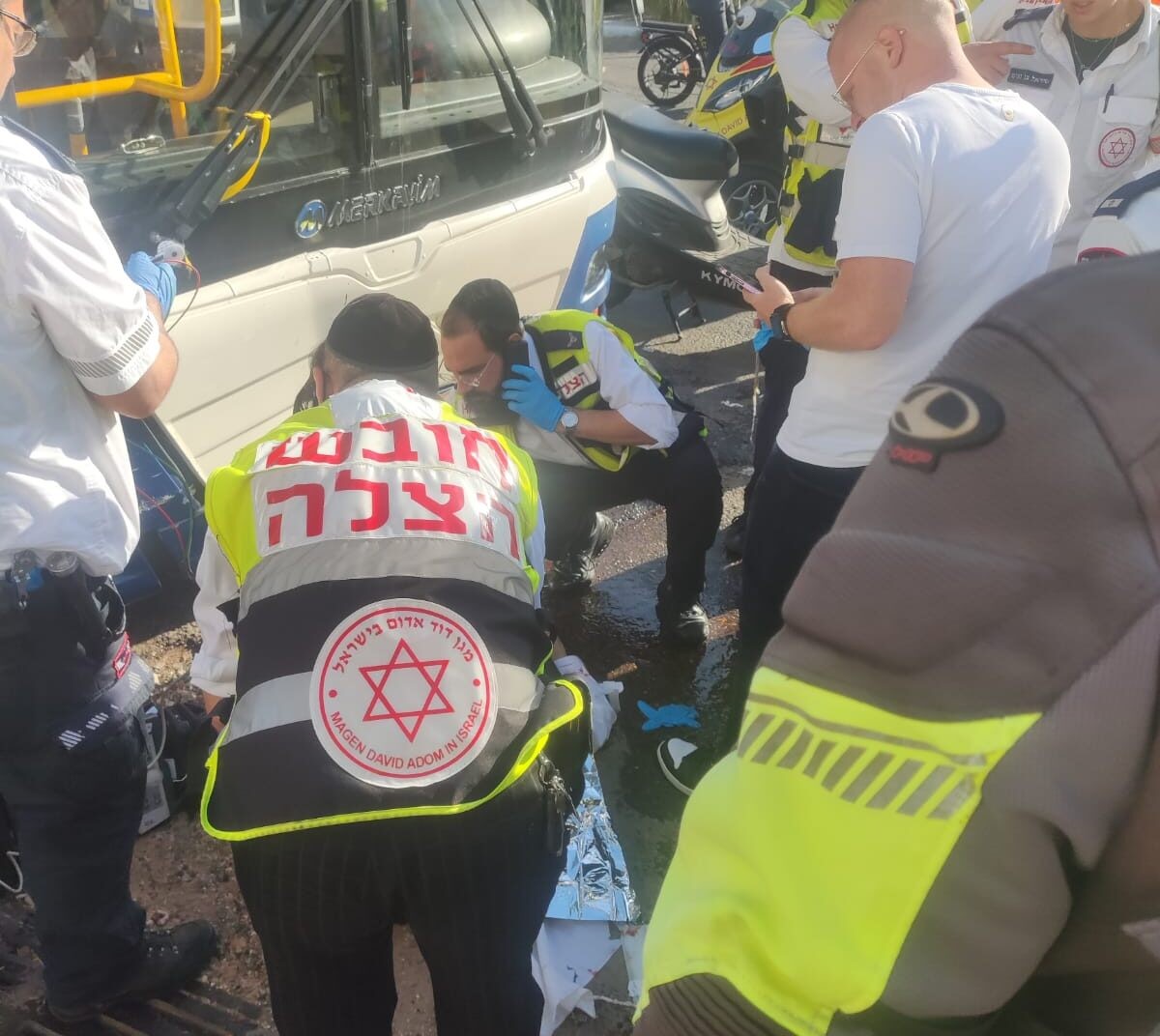 טרגדיה בבני ברק: הולך רגל נהרג מפגיעת אוטובוס