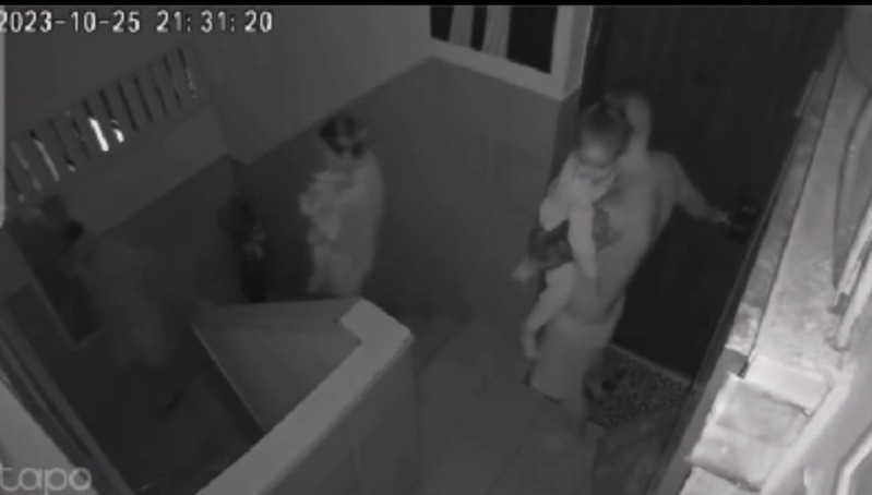 השגחה פרטית: יצאו מהדלת רגע לפני פגיעת הרקטה בבניין | תיעוד