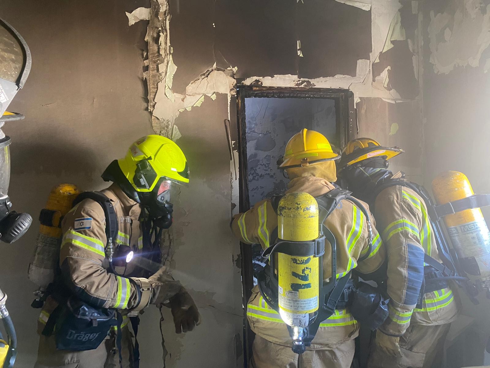 בעקבות המטח למרכז: פגיעה ישירה בבניין בפתח תקווה | תיעוד