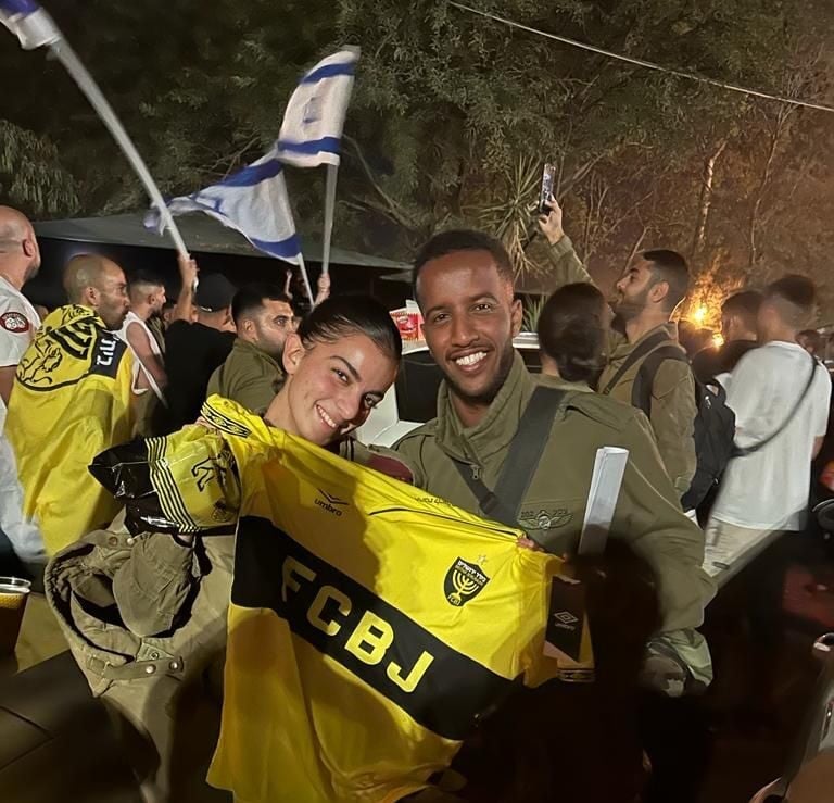 מרגש: אוהדי בית"ר ירושלים שימחו חיילים בדרום הארץ | צפו