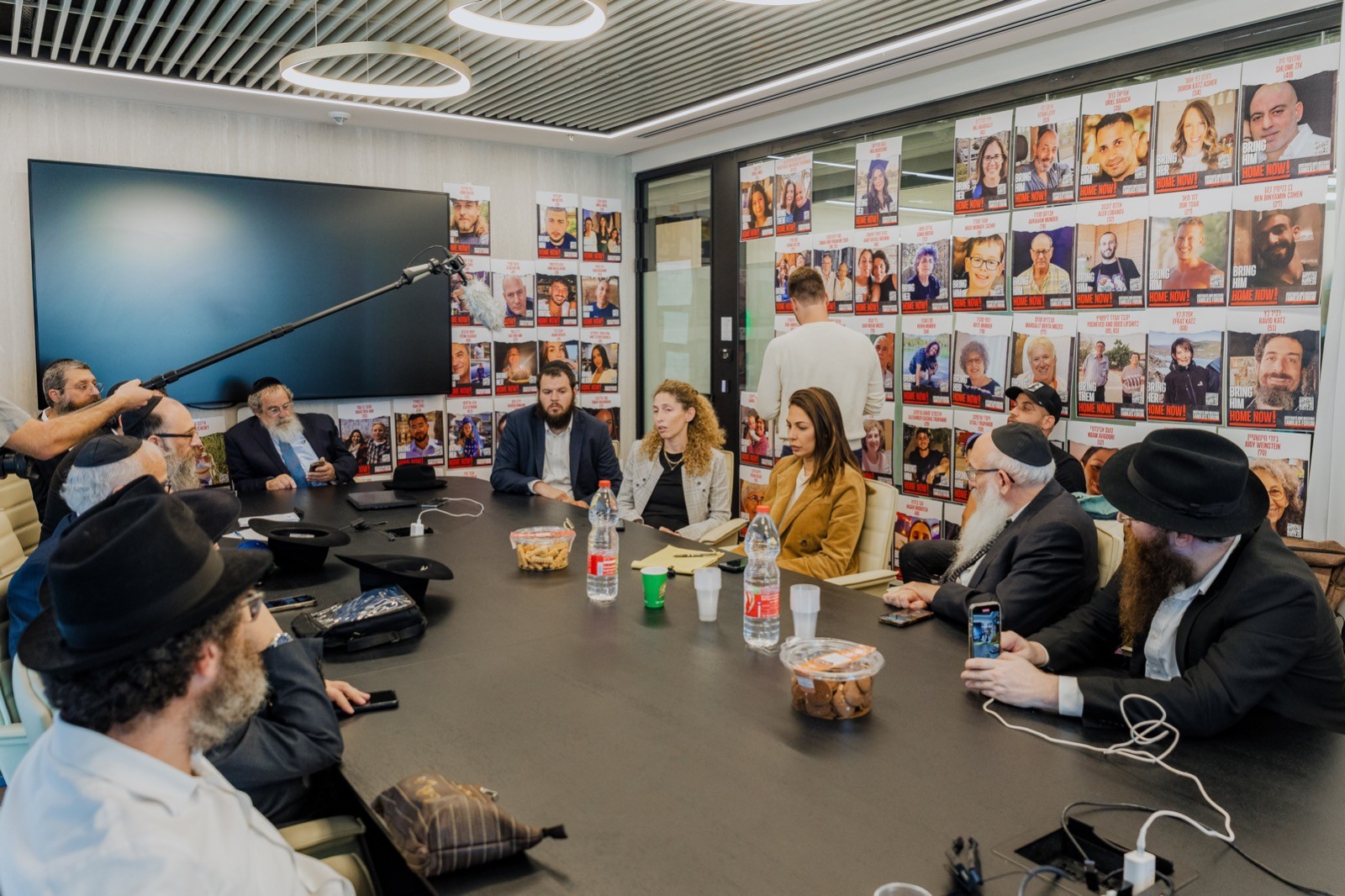 משפחות החטופים למשלחת רבנים מארה"ב: "תעוררו מודעות בעולם"