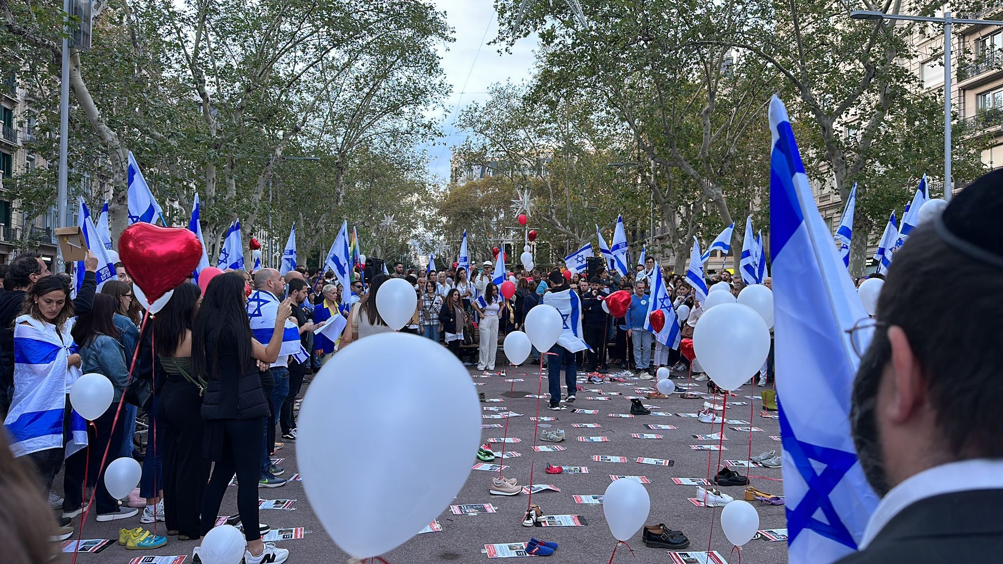 מייצג למען החטופים: ישראלים בברצלונה מעלים את המודעות