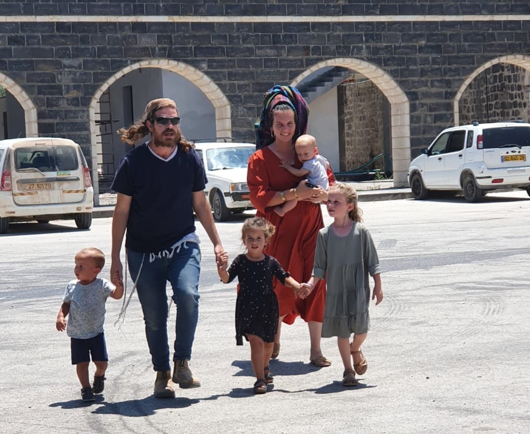 דנינו עם משפחתו | קרדיט חופשי