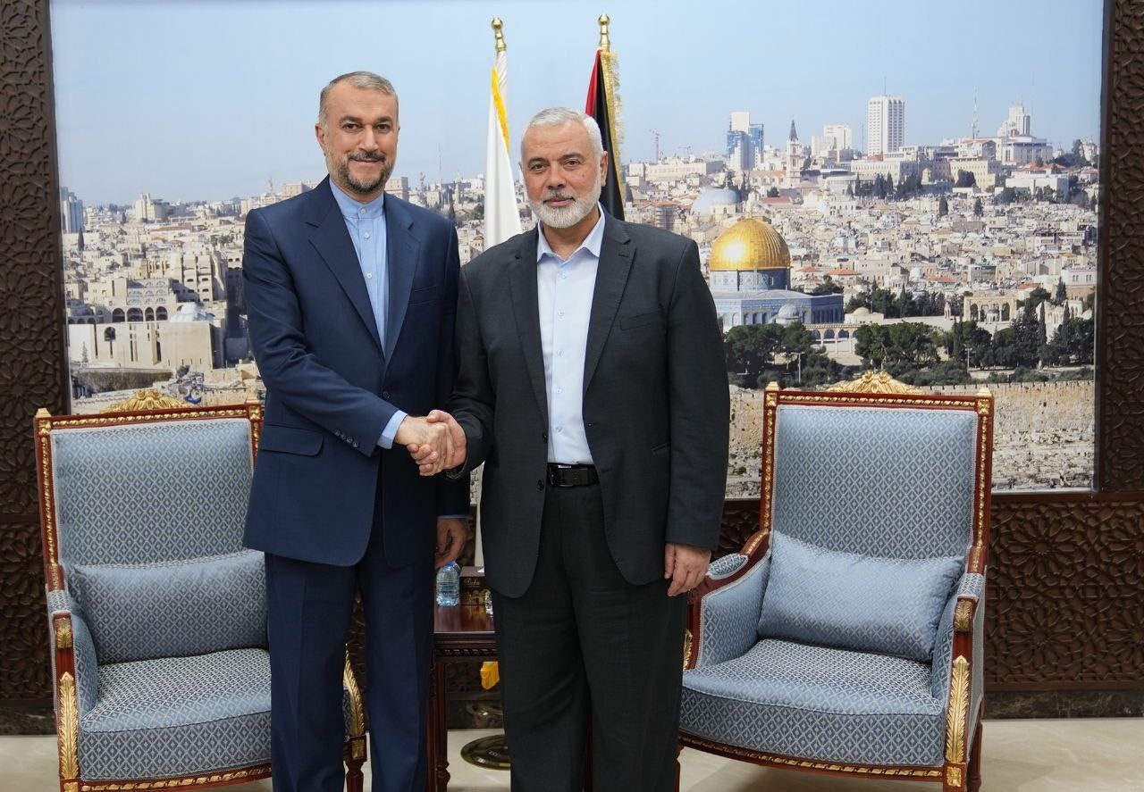 שר החוץ האיראני וראש הלשכה המדינית של חמאס בפגישה בקאטר | קרדיט: רשתות ערביות