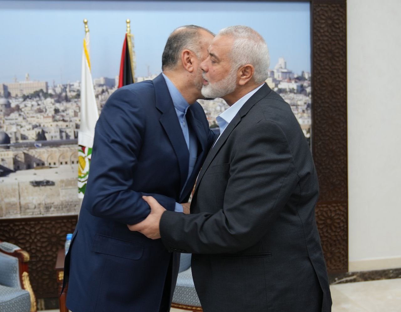שר החוץ האיראני וראש הלשכה המדינית של חמאס בפגישה בקאטר | קרדיט: רשתות ערביות