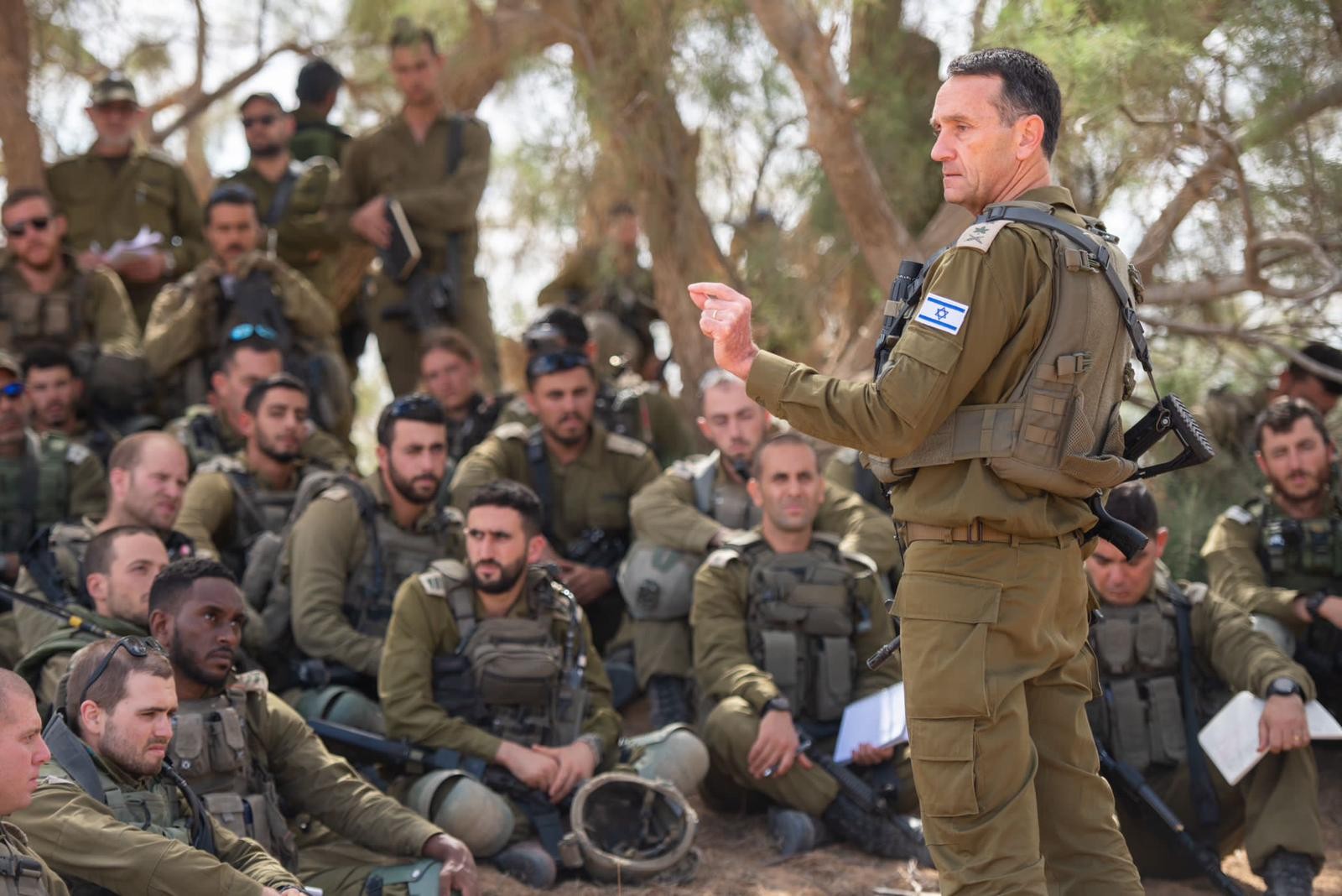 הרמטכ"ל הרצי הלוי עם לוחמים בעוטף עזה | צילום: דובר צה"ל
