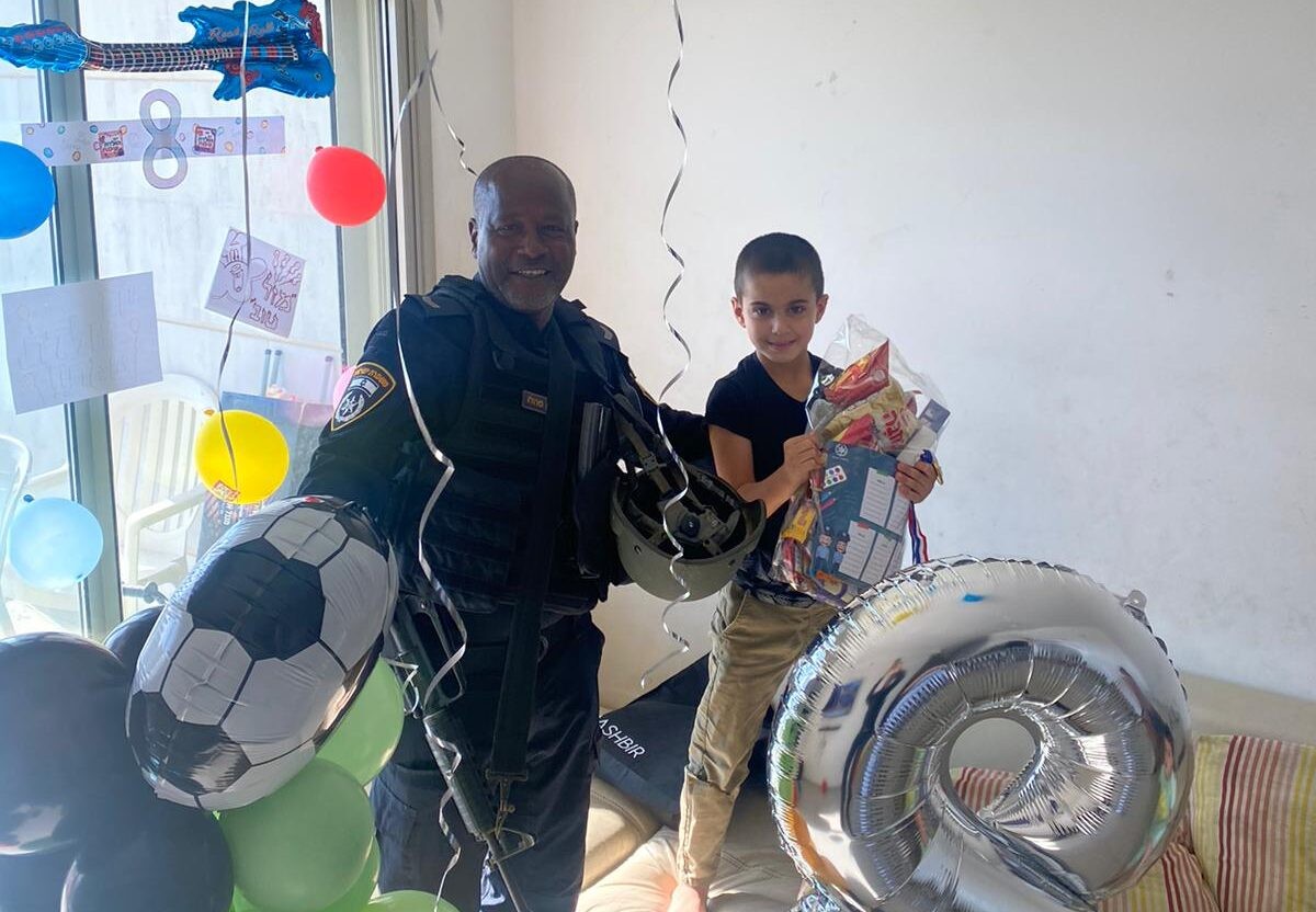 "עשו לו טוב על הלב": השוטרים הגשימו חלום לילד בן 8 | צפו