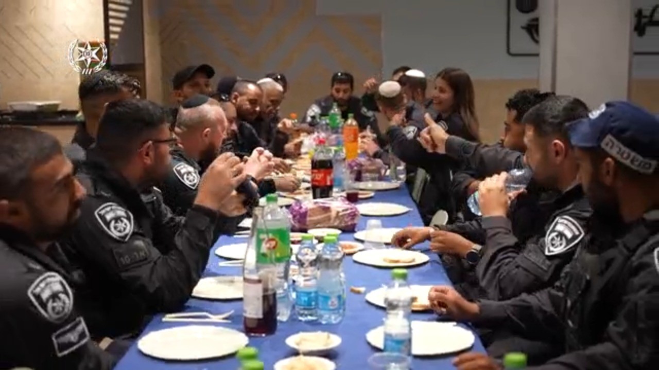 לא נשברים: שוטרי שדרות ערכו קבלת שבת בתחנה החדשה | צפו