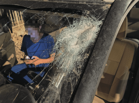 רכב המשפחה שנרגם באבנים. צילום: דוברות בנימין.