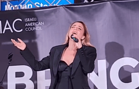 לצד תמונות החטופים: שירי מימון שרה את התקווה בטיימס סקוור