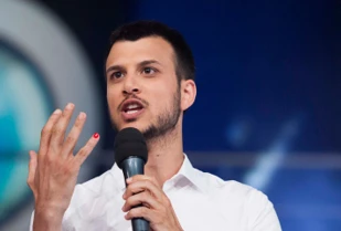 אסי עזר מוצף אשמה שהביא את בתו לעולם כה אכזר: "חוסר אונים"