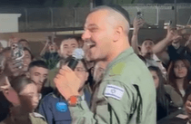 איתי לוי מופיע ללוחמי חיל האוויר בבסיס בצפון | צילום: ללא