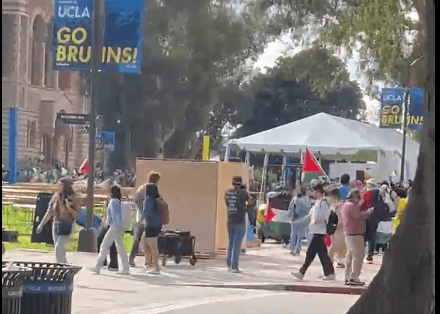 תיעוד מתוך הצעדה האנטישמית באוניברסיטת UCLA בארה"ב | קרדיט: ללא