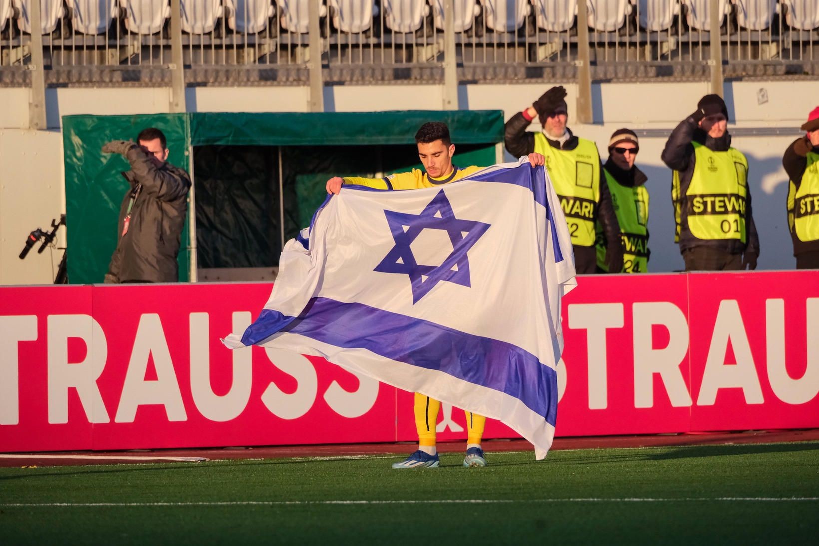 "פשוט בושה": מאמן בריידבליק נגד דן ביטון שהניף את דגל ישראל
