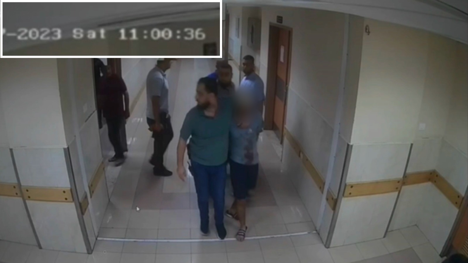 תיעוד מה-7 באוקטובר: חטופים מובלים לבית החולים שיפא ברצועה