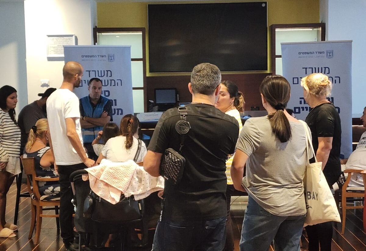 "כאן לתת שירות": נציגי משרד המשפטים נפרסו במלונות המפונים