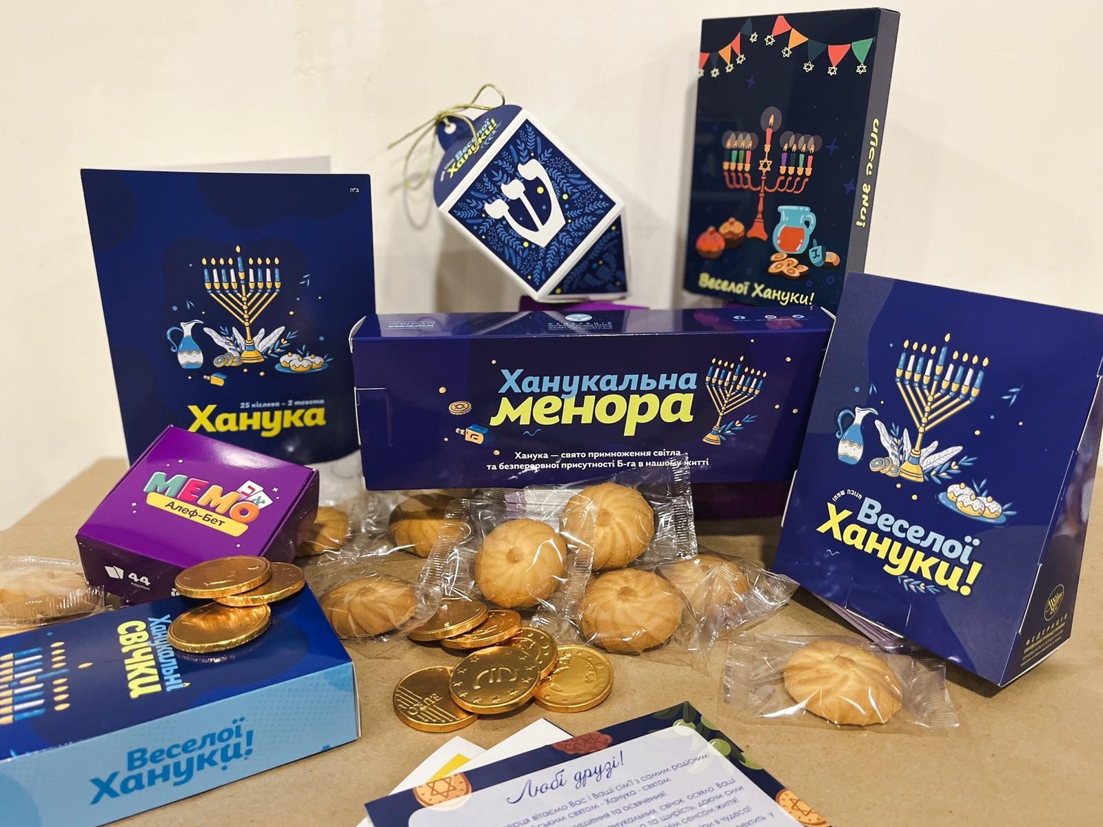 רבבות ערכות חנוכה יחולקו באוקראינה - עם תמונות החטופים