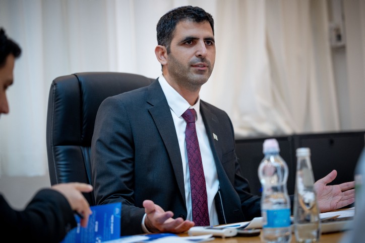 תעמולת אויב בשידור ציבורי: שר התקשורת מאיים על התאגיד