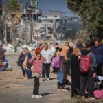 "עסקה מפוררת": אלפי עזתים נעים צפונה ברצועת עזה | תיעוד
