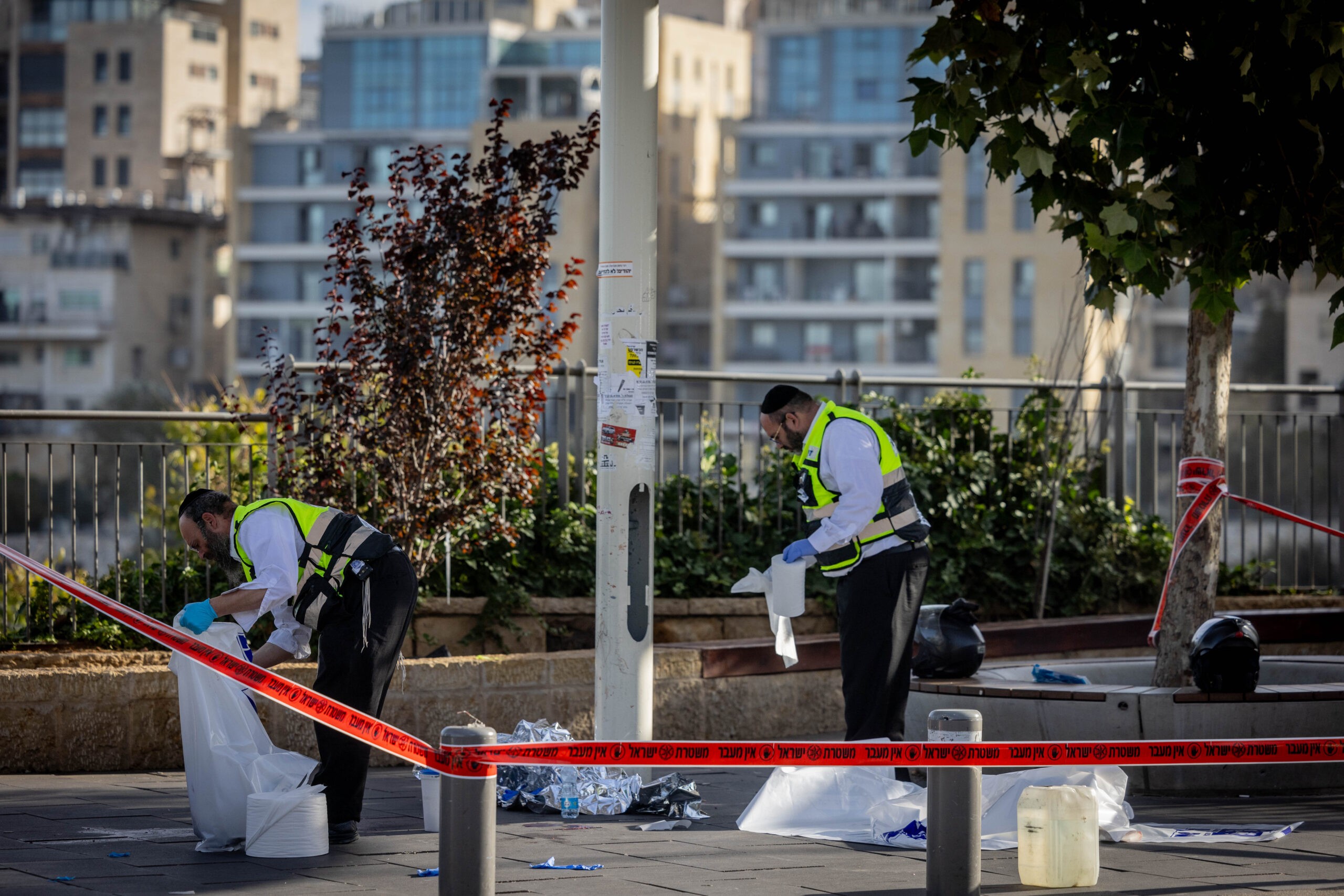 מתנדבי זק"א בזירת פיגוע הירי בכניסה לירושלים | צילום: חיים גולדברג, פלאש 90